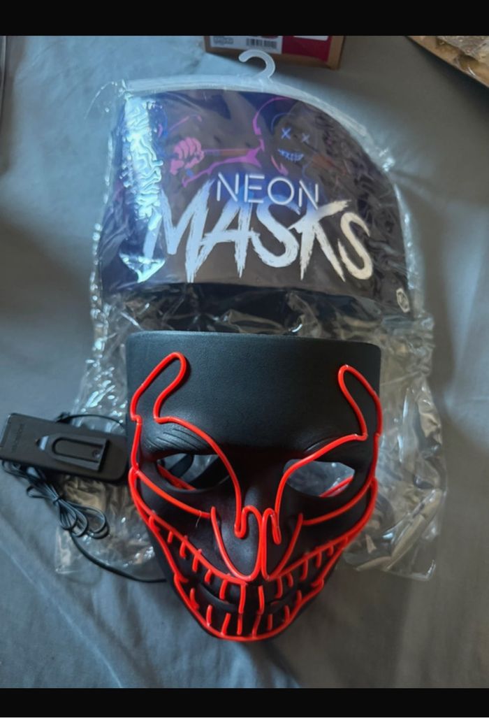 Déguisement satanic sorcier Halloween avec accessoires masque led et collier - photo numéro 5