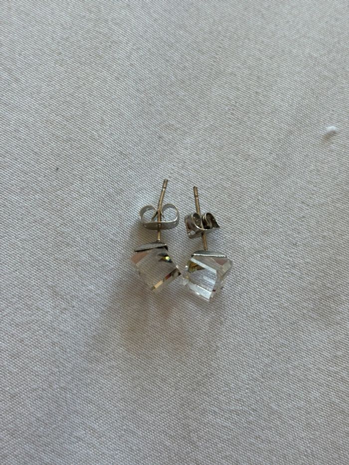 Petite boucles d’oreilles style diamant transparent holographique acier inoxydable neuve - photo numéro 4