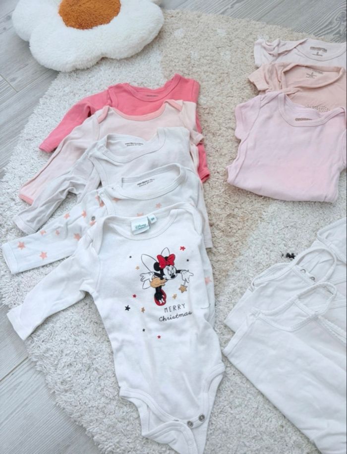 Lot bodys 6 mois fille - photo numéro 2