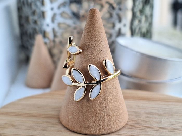Bague Ouverte réglable en feuille Doré minimaliste, feuille en nacre blanche, feuille de Dainty - photo numéro 4