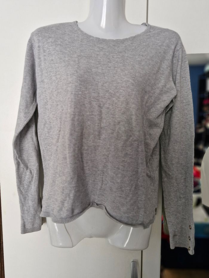 Pulls col romantique et boutons décoratifs dorés - photo numéro 2