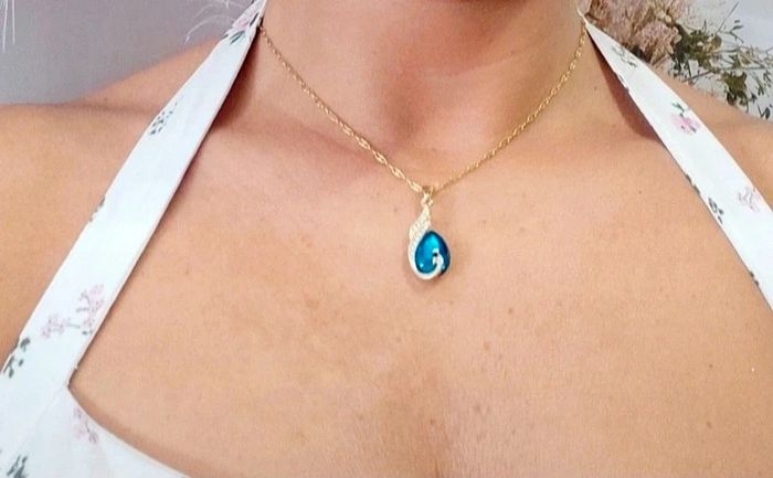 Collier doré avec pendentif bleu goutte – Élégant et raffiné