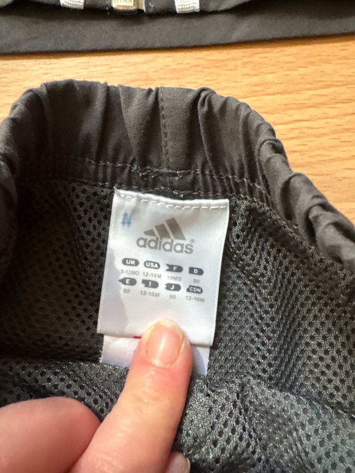 Bel ensemble survêtement jogging Adidas T. 18 mois garçon TBE - photo numéro 7