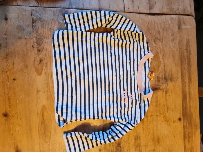 Petit pull tape à l'œil