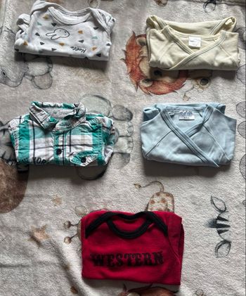 Lot de 5 bodys à manches longues taille 1 mois 