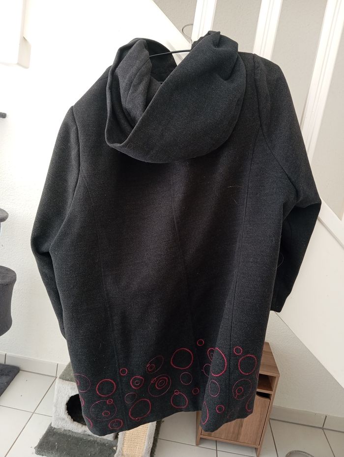 Manteau gris rond rose - photo numéro 3