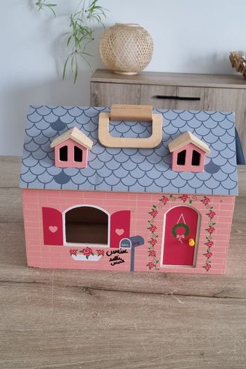 Maison de poupée transportable 