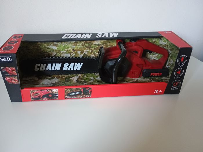 Tronçonneuse électrique enfant neuve son et lumière parfait pour offrir