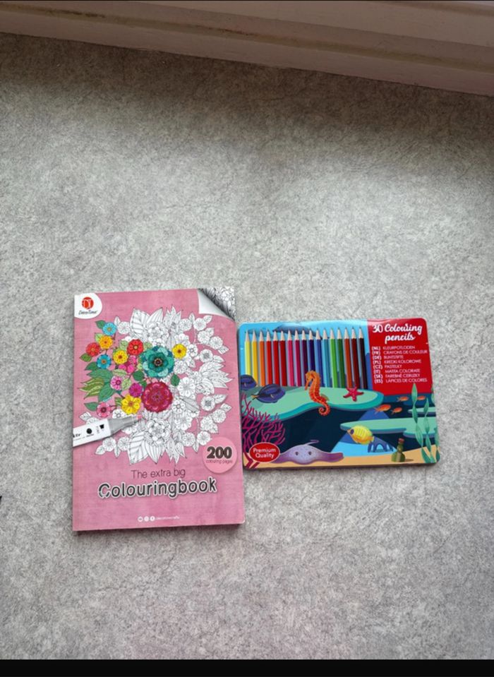 Lot de coloriage et crayons de couleur neuf