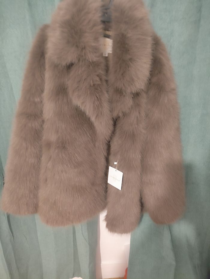 Joli manteau  fausse fourrure - photo numéro 9
