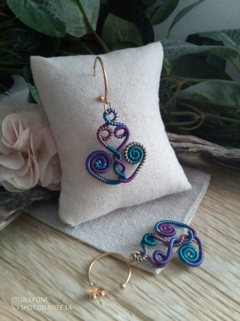 Boucles d'oreilles fils torsadés violet et bleu