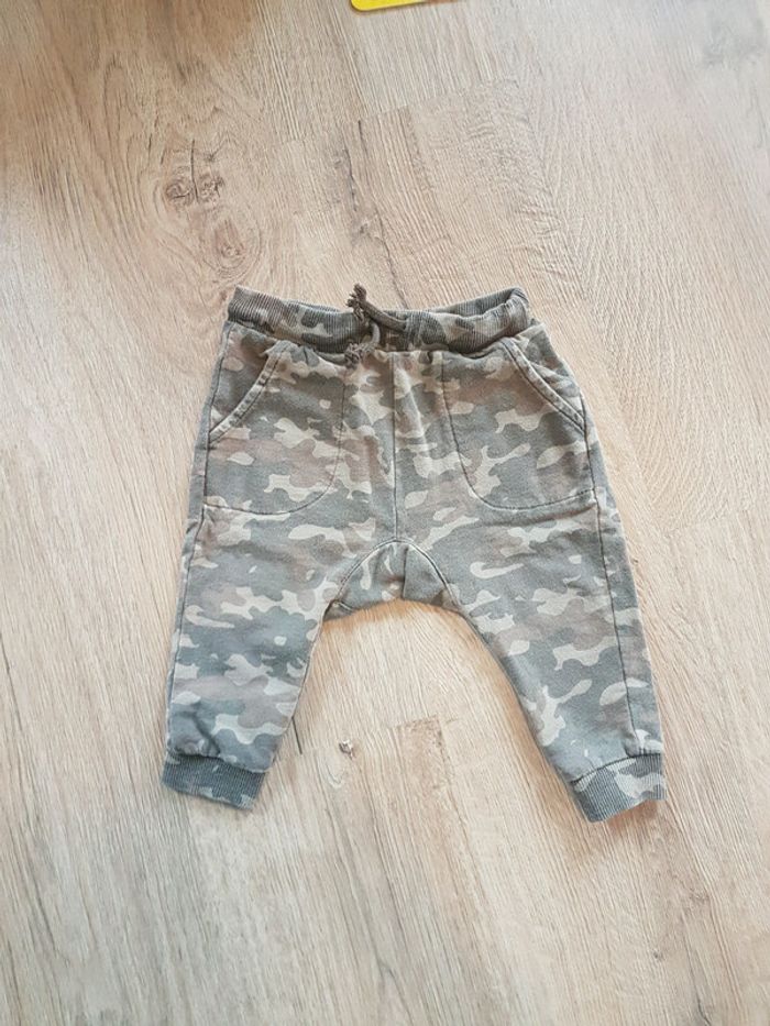 pantalon zara miltaire 9 /12 mois