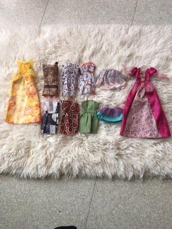 Lots de vêtements barbie