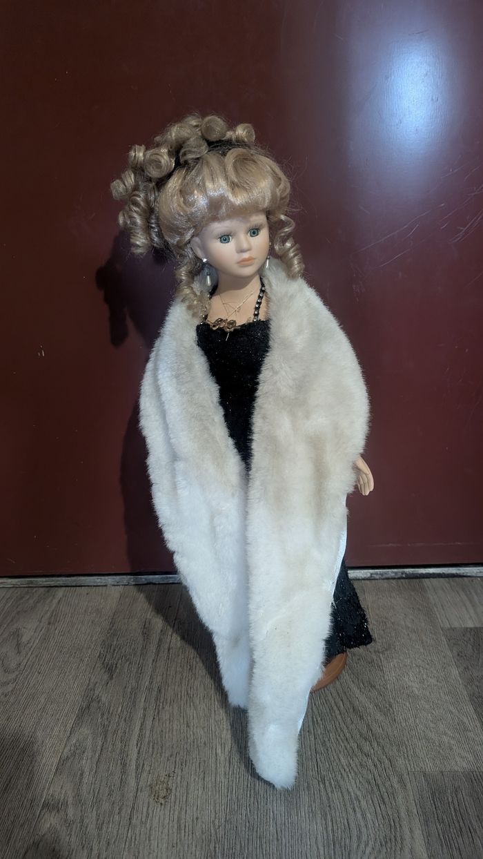 Poupée en porcelaine - photo numéro 2