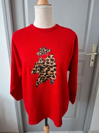 Pull large,rouge avec motif