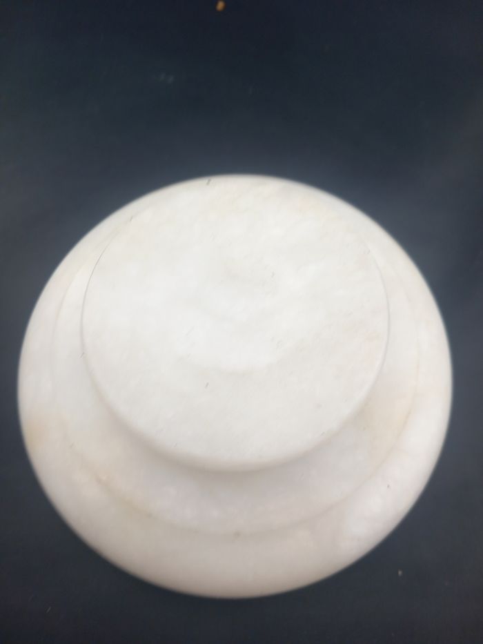 Pot avec couvercle en albatre - photo numéro 8