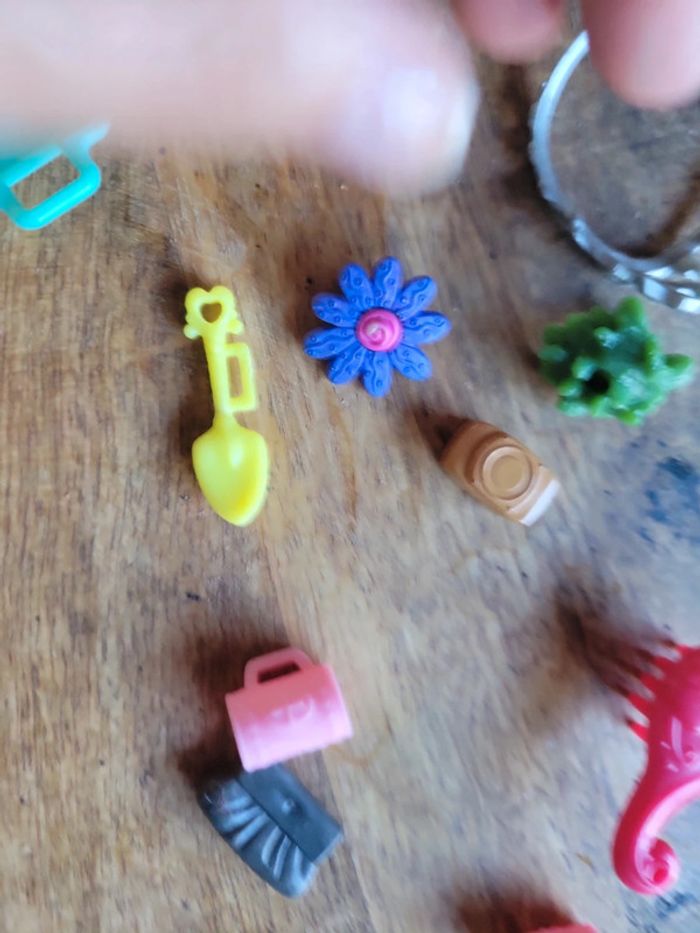 Lot accessoires pour poupée style barbie tenue main - photo numéro 12