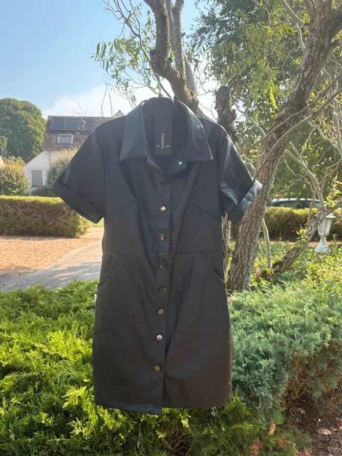 Robe noire avec ceinture