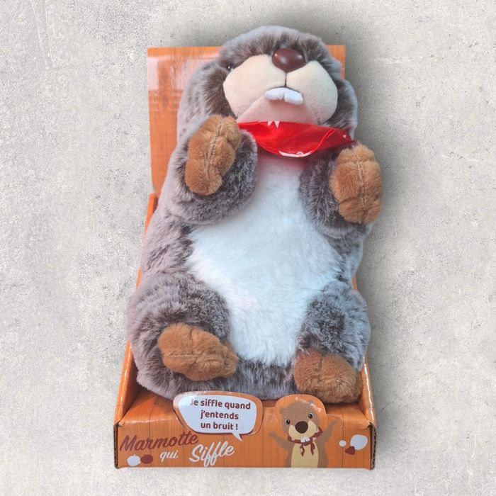 Peluche Marmotte qui siffle avec bandana rouge – peluche interactive 18 cm