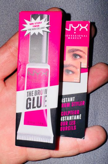 - [ ] Gel à Sourcils Fixateurs The Brow Glue : La Colle à Sourcils