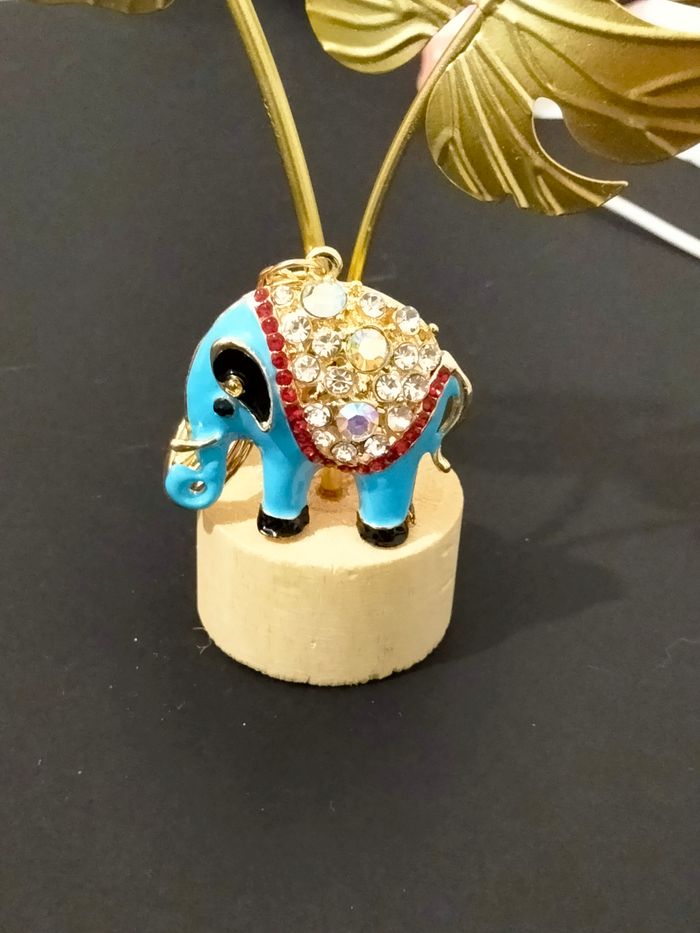 Porte clé bijou de sac éléphant bleu avec pierres et strass neuf - photo numéro 2
