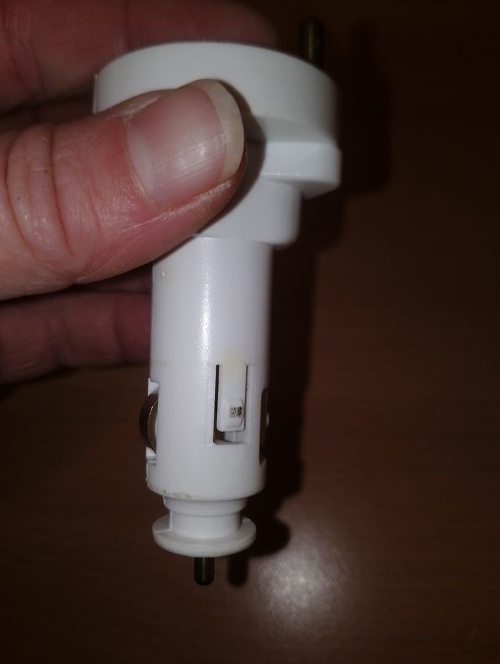 Adaptateur secteur pour mettre sur l'allume cigare - photo numéro 5