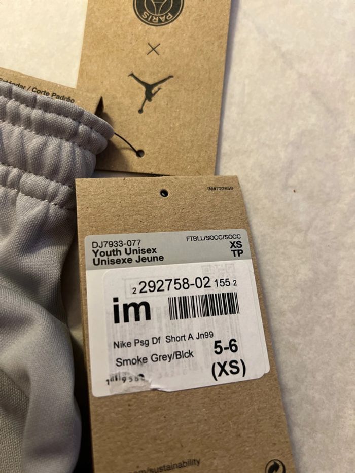 Short de foot Jordan, équipe Paris Saint-Germain taille 5/6 ans authentique neuf - photo numéro 3