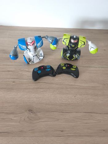 Robot combat radiocommandée