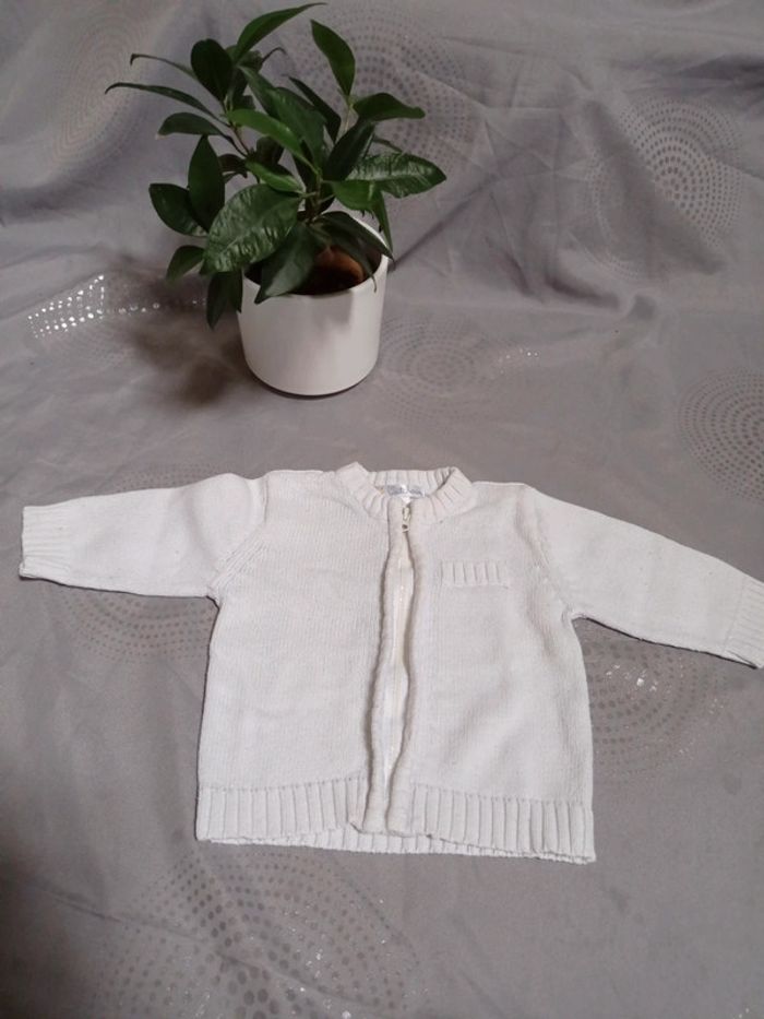 1 grenouillère + 1 gilet + 1 tee shirt