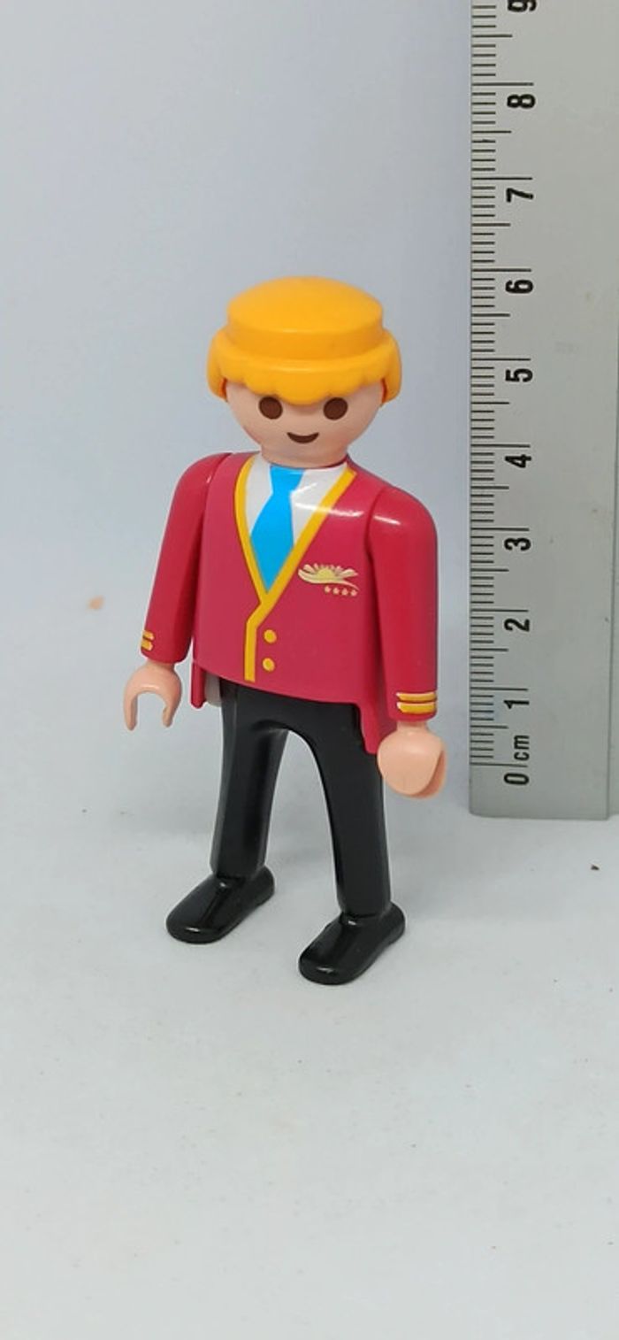 Homme d'hôtel avec cravate bleu playmobil