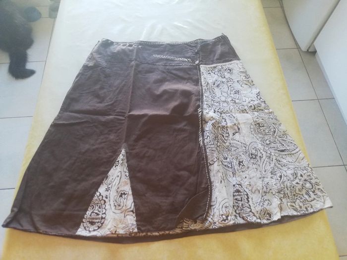 Jupe mi-longue t. 44 Ellyps. Marron à motifs.
