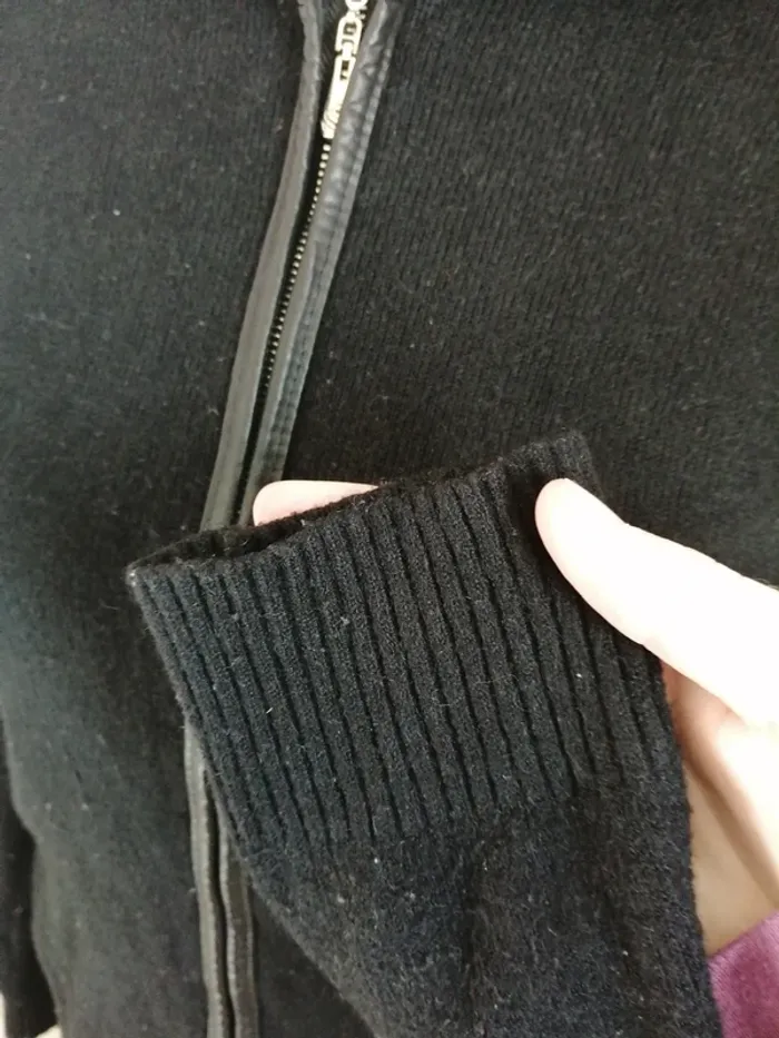 Veste noire à capuche avec fourrure et liseré simili cuir / M & V/ (S-M) - photo numéro 5