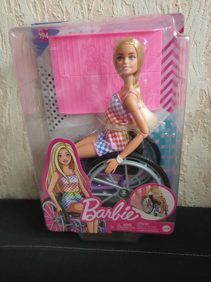 BARBIE ET SON FAUTEUIL ROULANT MATTEL NEUF