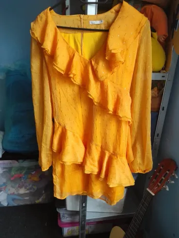 Robe moulante à froufrous jaunes