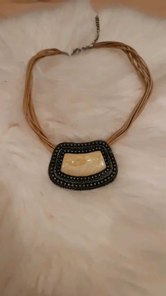Collier ras de cou beige et métal - photo numéro 2