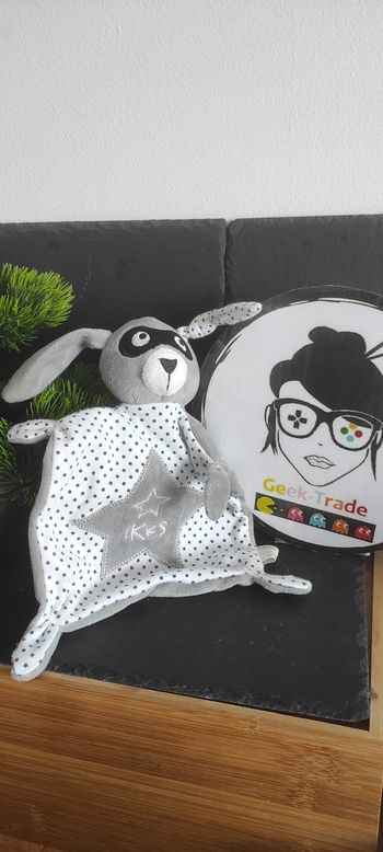 Doudou plat lapin ikks étoile masque gris blanc etoiles noir super héros bandit