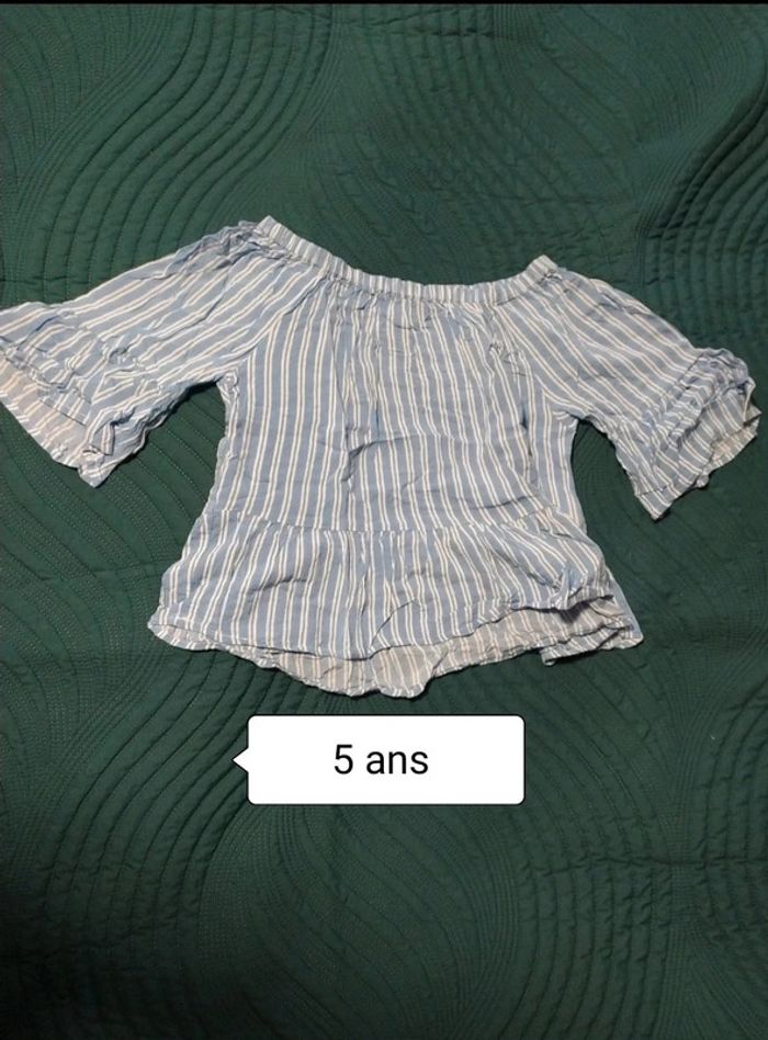 T-shirt blanc et bleu 5 ans