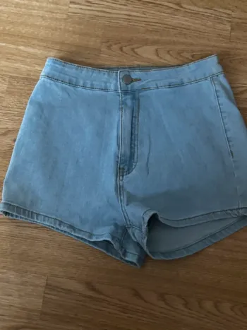 Mini short en jean’s taille XS shein