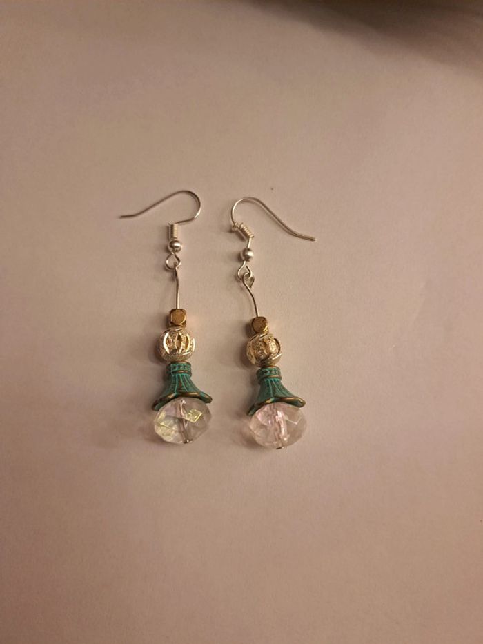 Boucles d'oreilles pendante blanche et verte - photo numéro 3