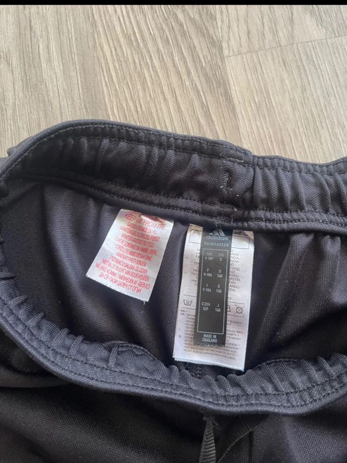 Très beau short ADIDAS taille 9 / 10 ans - photo numéro 3