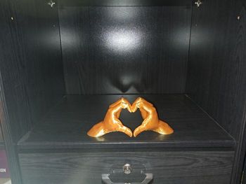 Mains en forme de cœur décoration imitation or