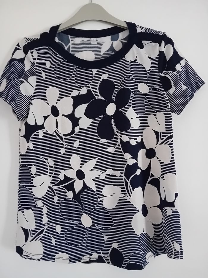 Petit haut bleu et blanc avec des fleurs - photo numéro 2