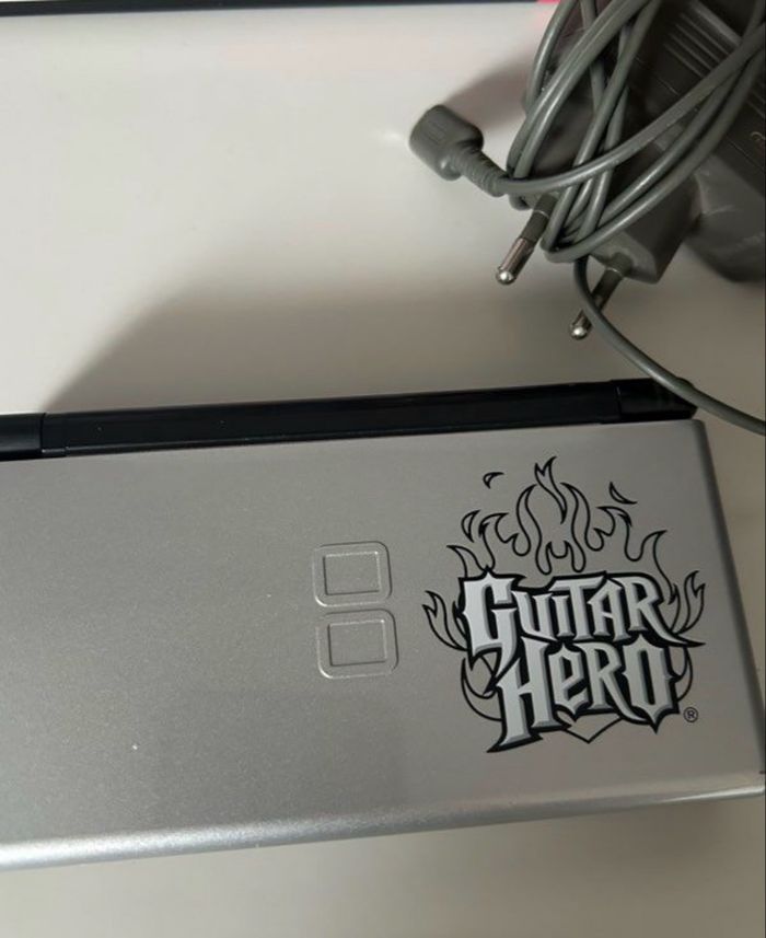 Nintendo DS Lite Édition Collector Guitar Hero - photo numéro 2