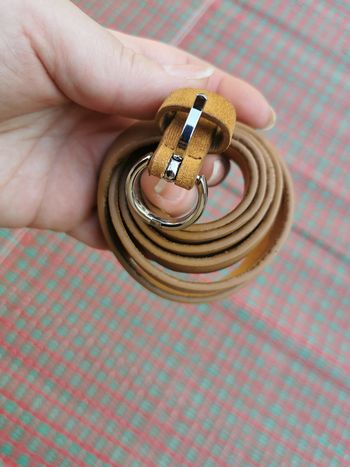 Ceinture fine en similicuir couleur camel boucle argentée