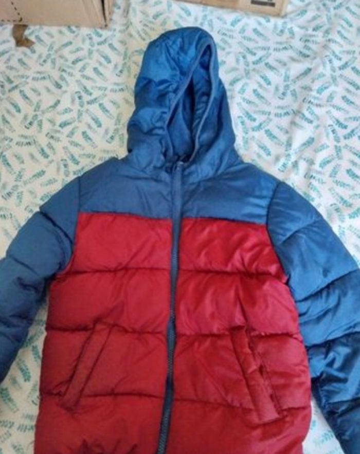 Doudoune couleur bleu et rouge pour garçon en 5 ans