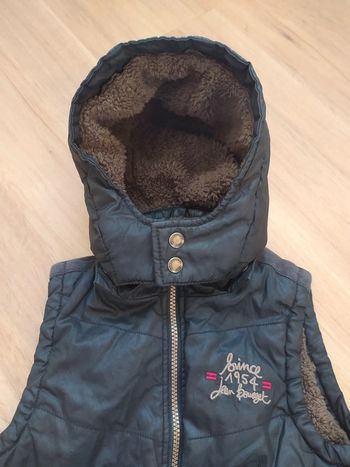 Blouson sans manche avec capuche rétractable Jean Bourget 5 ans.