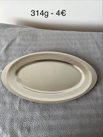 Plat de présentation ou de service pour la table en acier inoxydable.