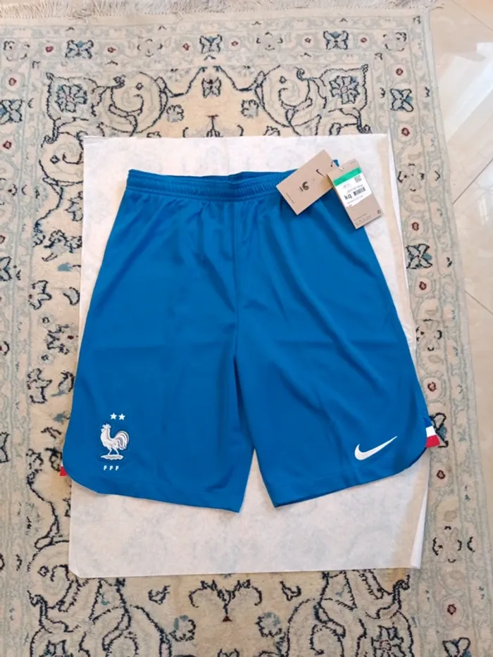 Short de foot Nike équipe de France taille 13/15 ans authentique neuf