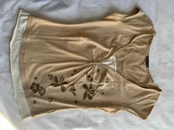 Tee shirt taupe avec motif fleurs