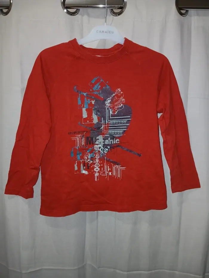 💙 T-shirt manches longues taille 138 cm.